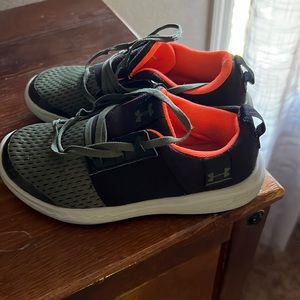 Boys size 12 under armour shoes